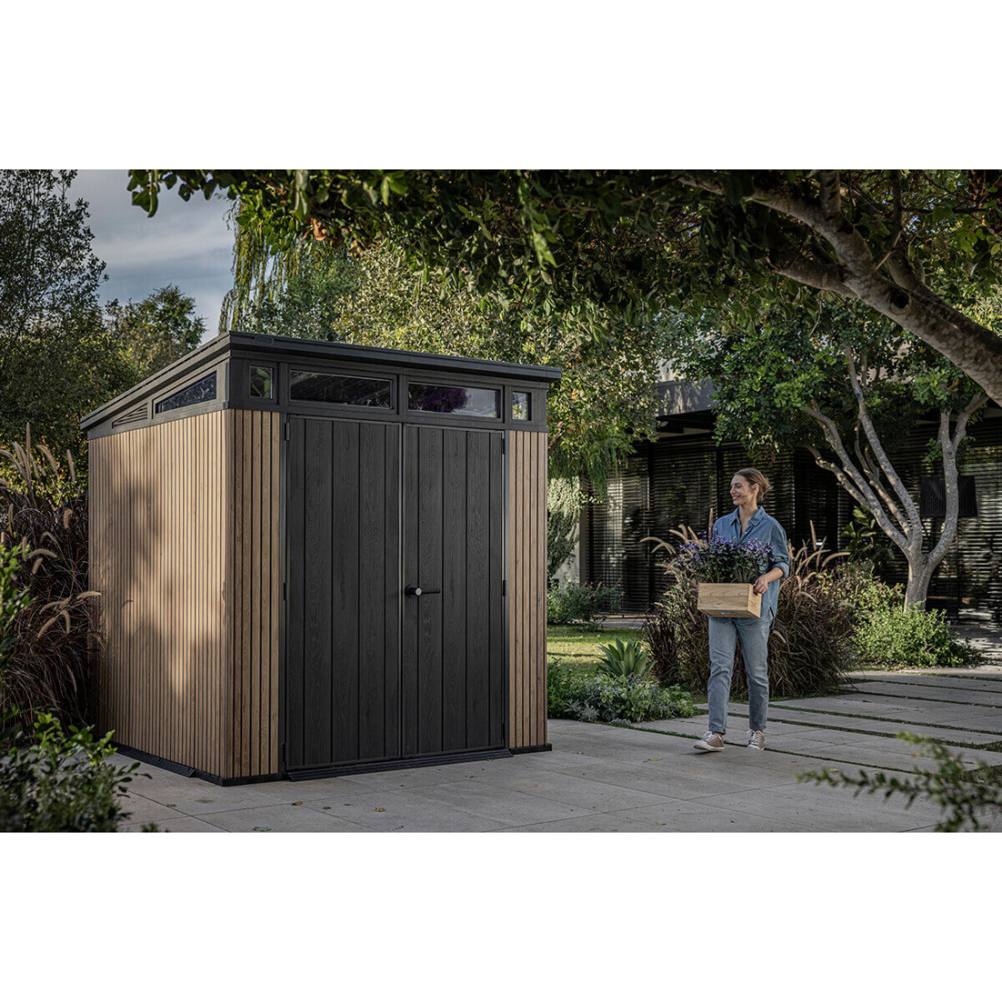 Aranżacja kobiety pracującej w ogrodzie przy domku narzędziowym