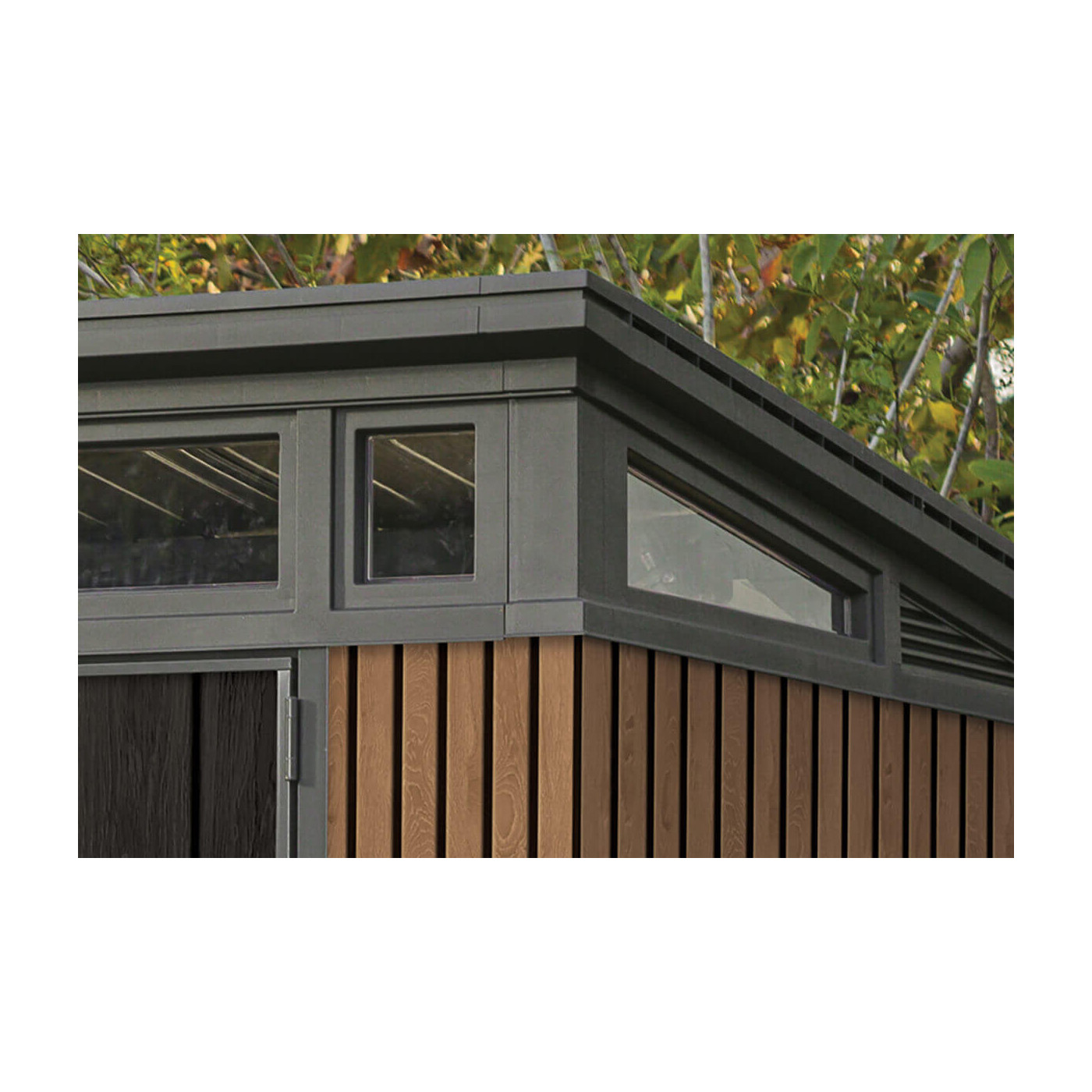 Widok na skośny dach z pasmem okien w szopce narzędziowej