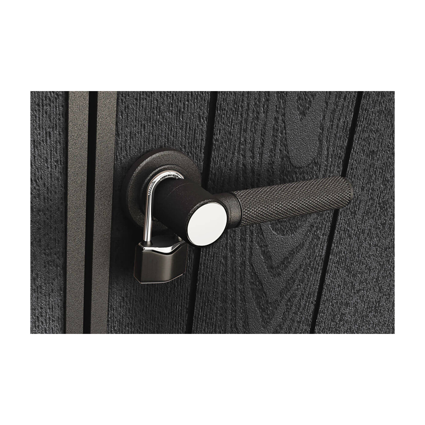 Zbliżenie na klamkę i kłódkę w domku narzędziowym