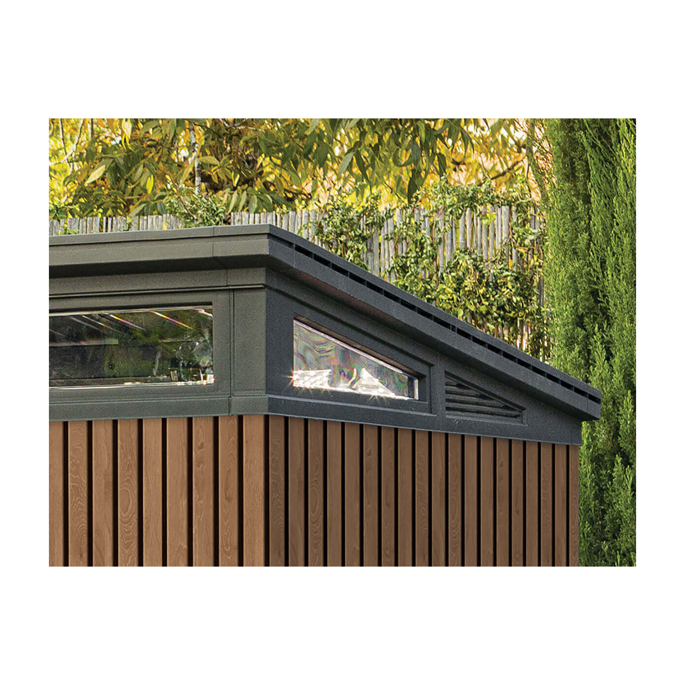 Widok na skośny dach z pasmem okien w szopce narzędziowej