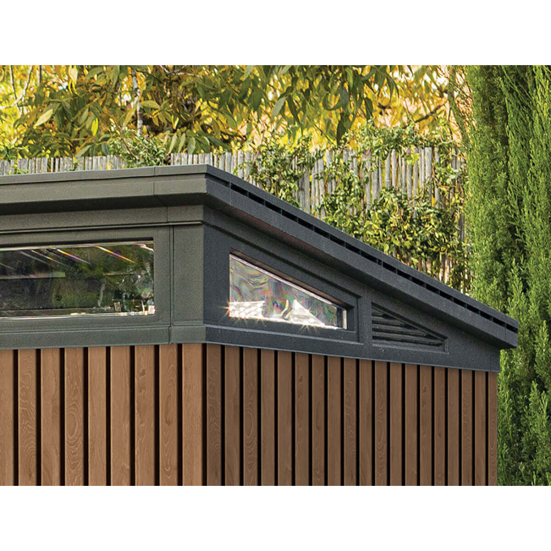 Widok na skośny dach z pasmem okien w szopce narzędziowej