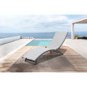 leżak z aluminium star w kolorze jasno szarym na eleganckim tarasie za leżakiem widoczny basen w tle ocean