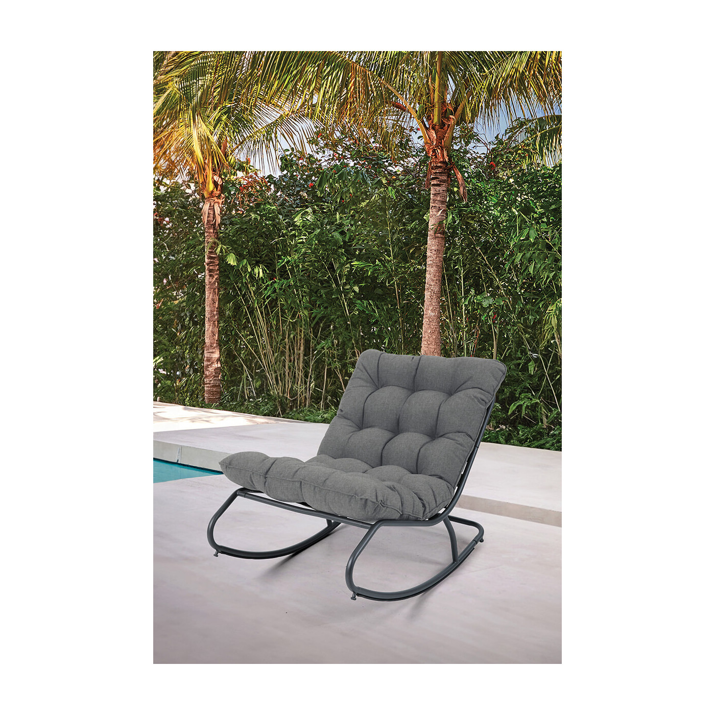 Letnia aranżacja ciemno szarego fotela bujanego agava