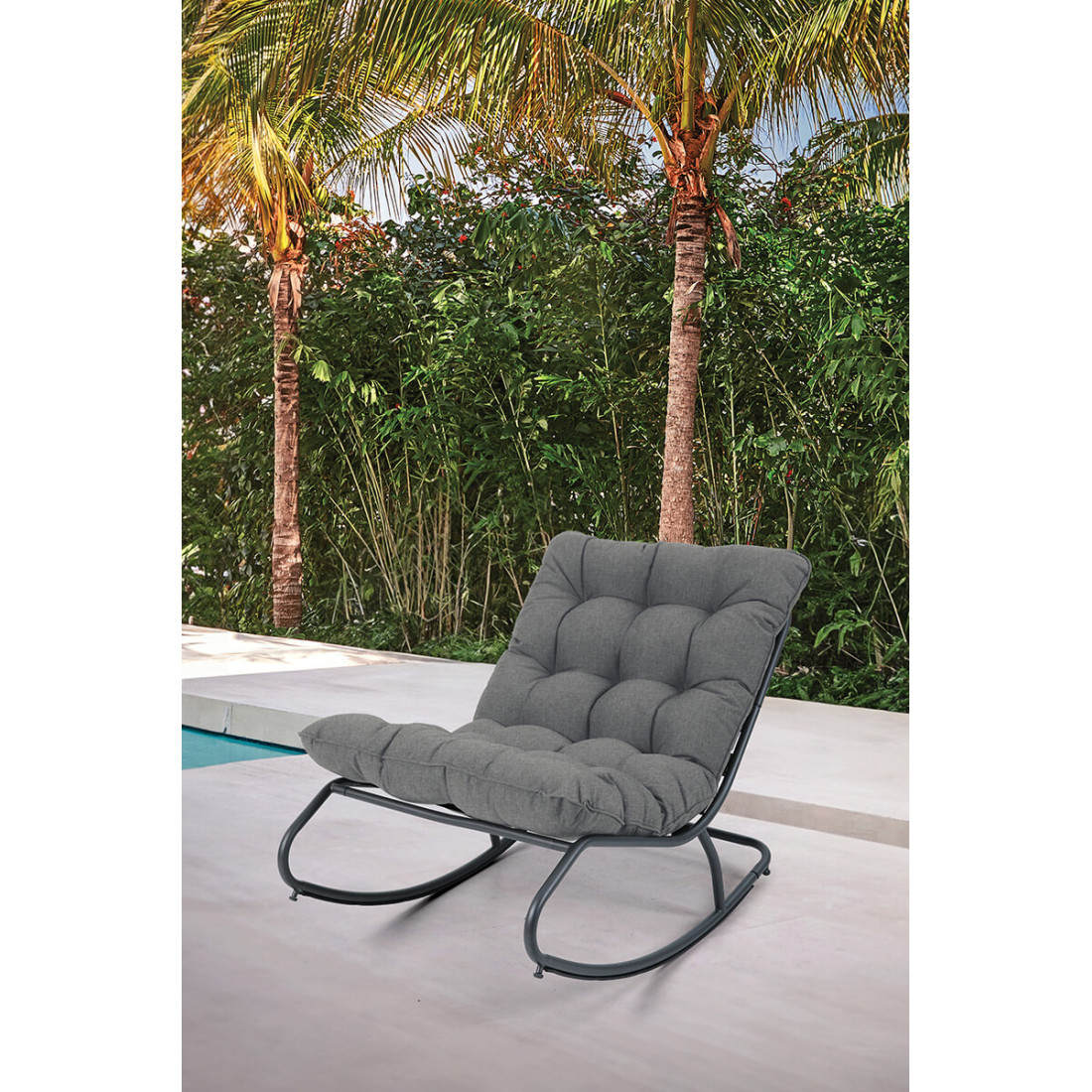 Letnia aranżacja ciemno szarego fotela bujanego agava