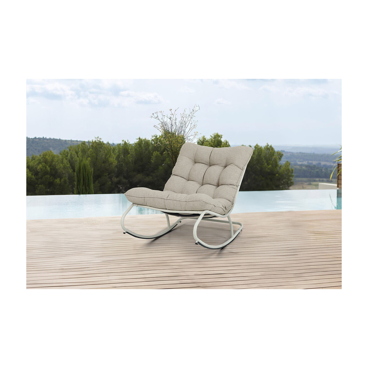 Aranżacja przy basenie jasno beżowego bujanego fotela agava