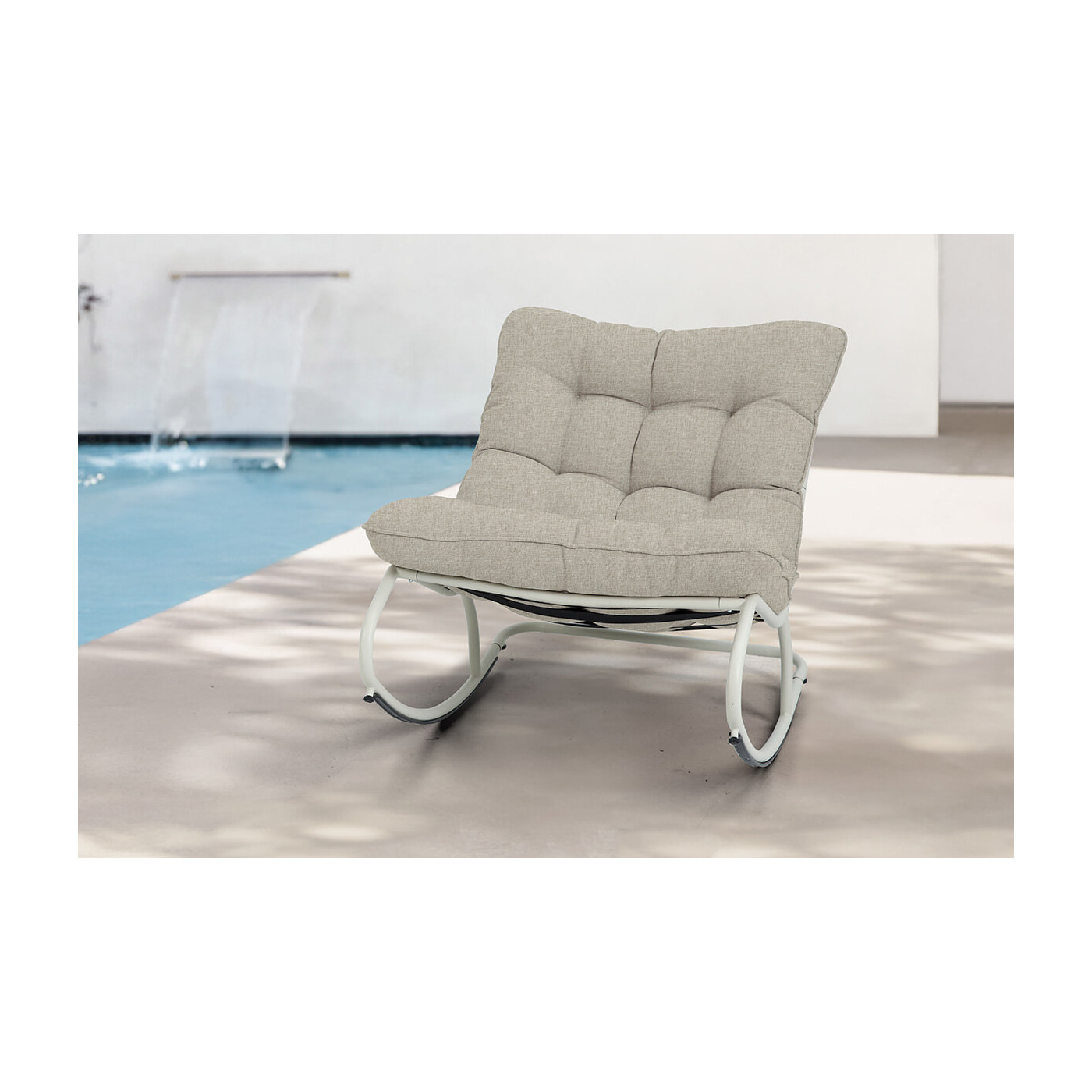 Aranżacja w letni dzień jasno beżowego fotela bujanego agava