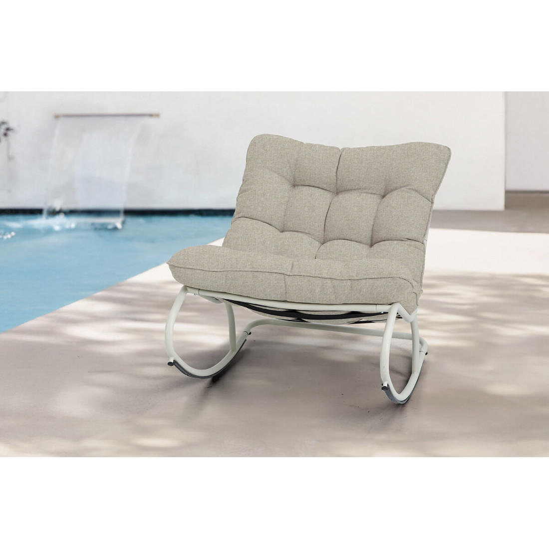 Aranżacja w letni dzień jasno beżowego fotela bujanego agava