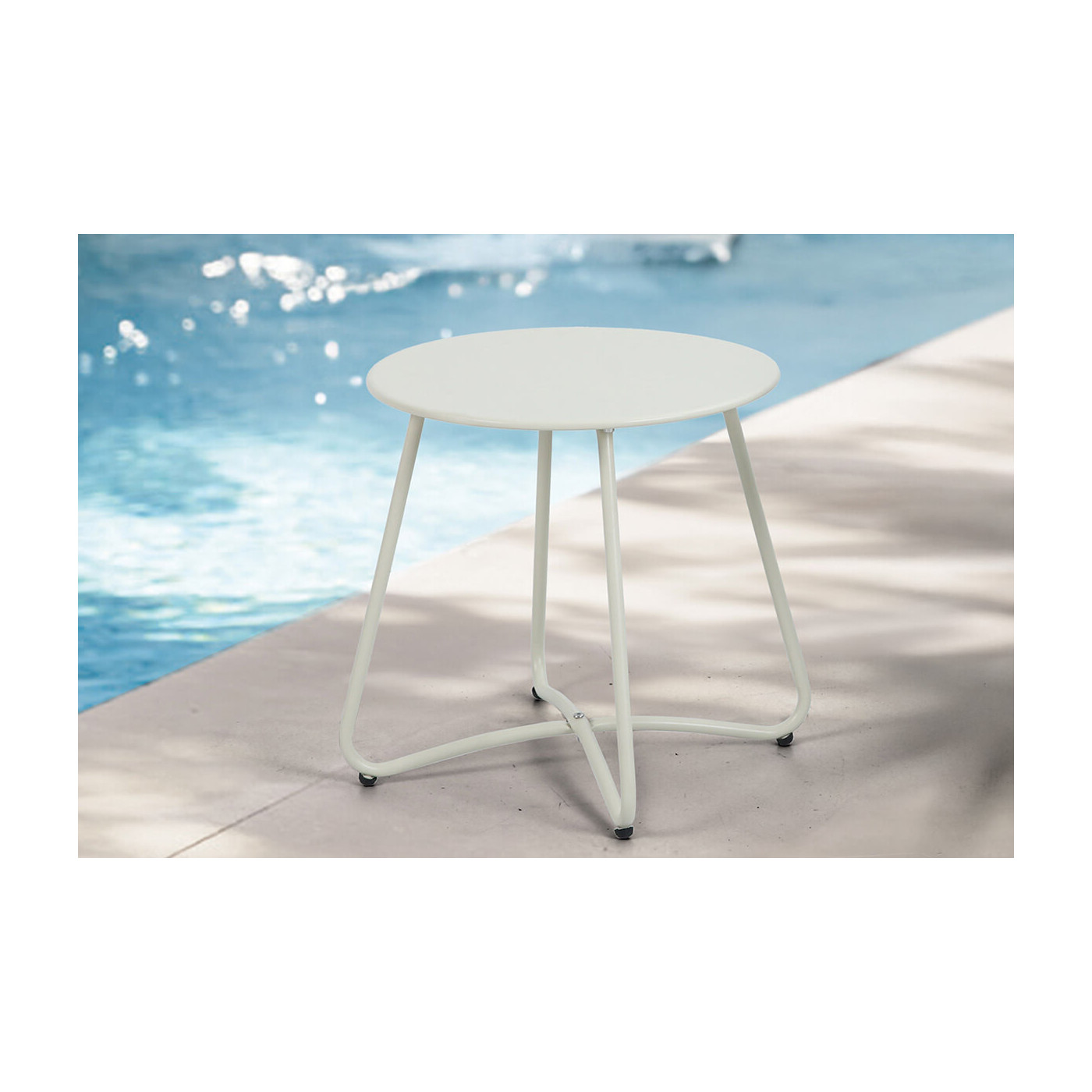 Jasny stolik ART Light Beige Focus Garden umieszony prze basenie