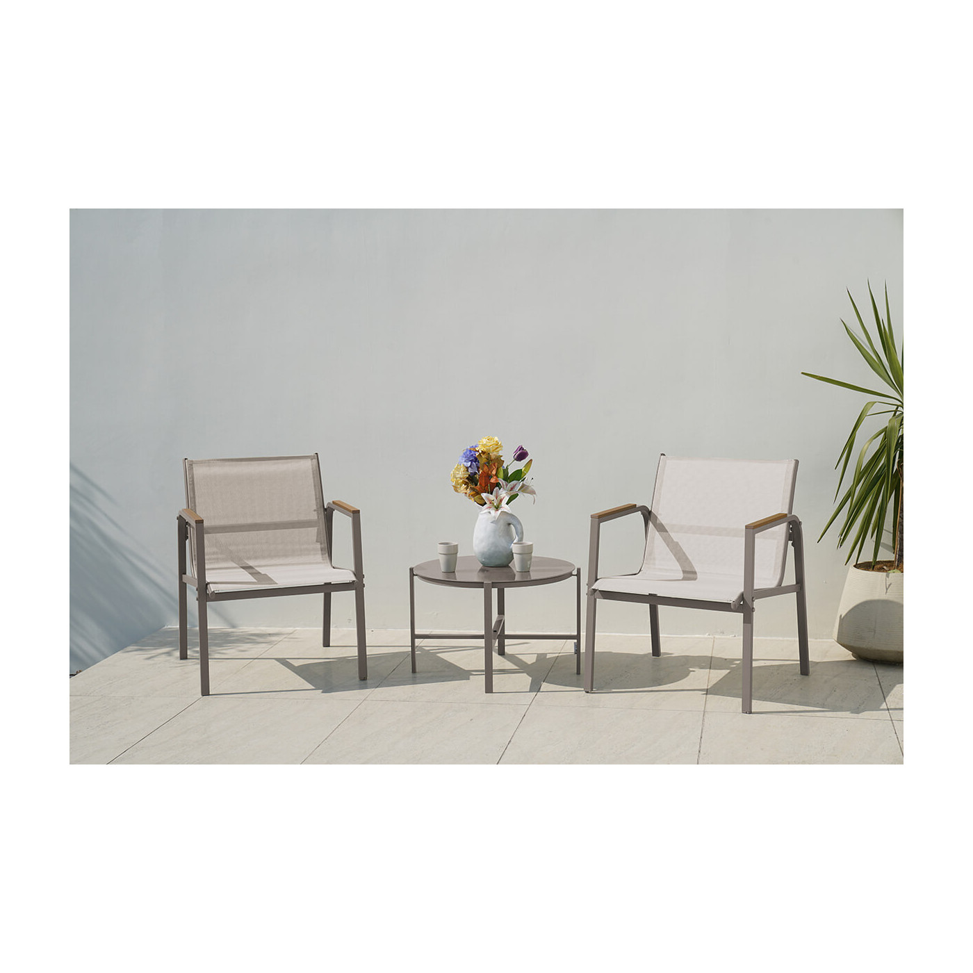 Aranżacja jasno beżowych mebli na balkon mango