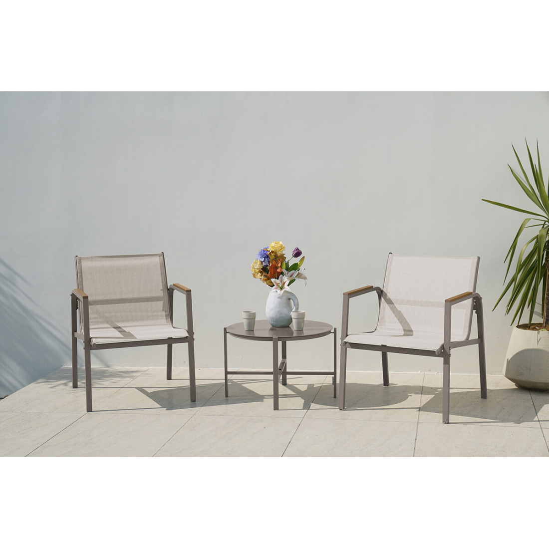 Aranżacja jasno beżowych mebli na balkon mango