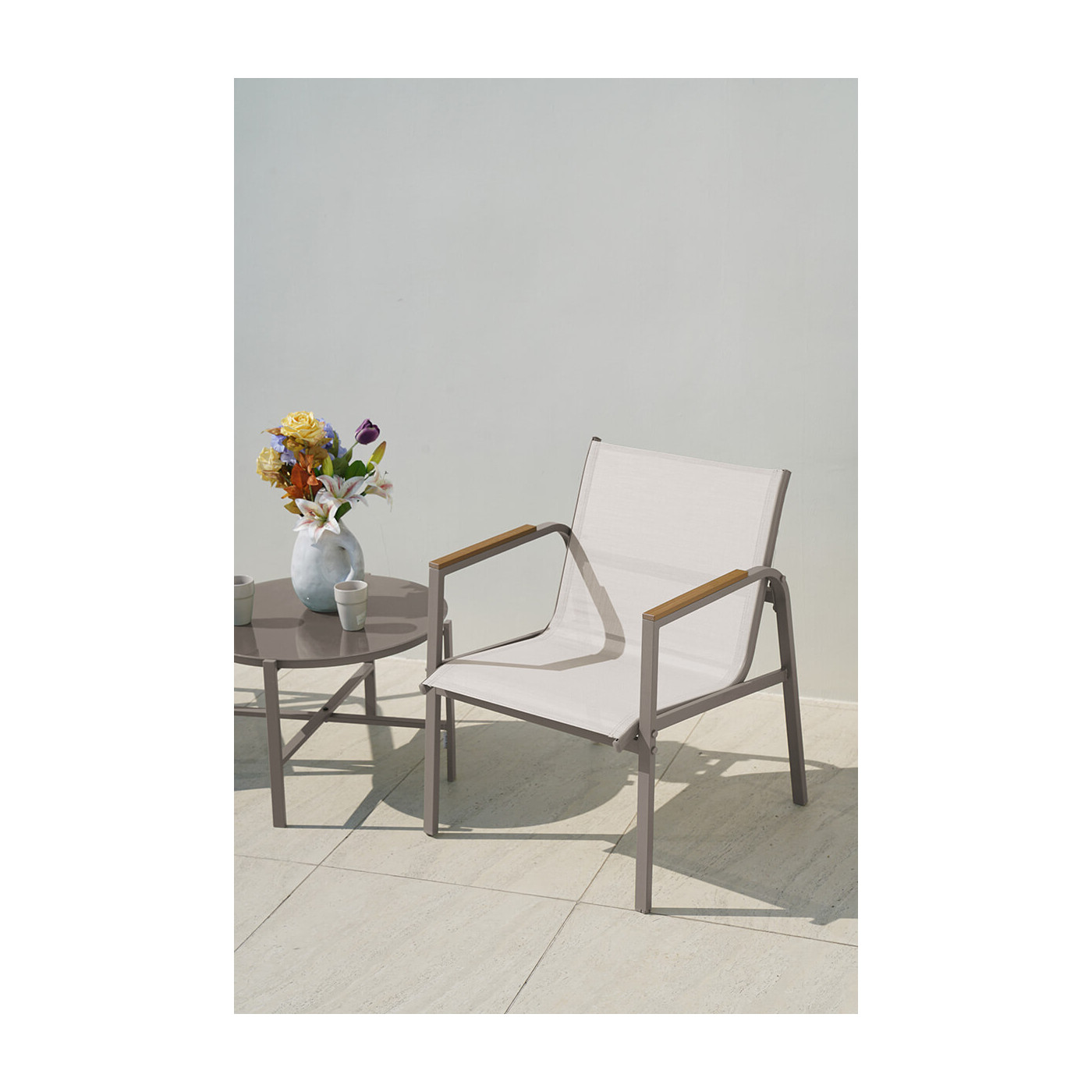 aranżacja na tarasie beżowego krzesła z zestawu mango