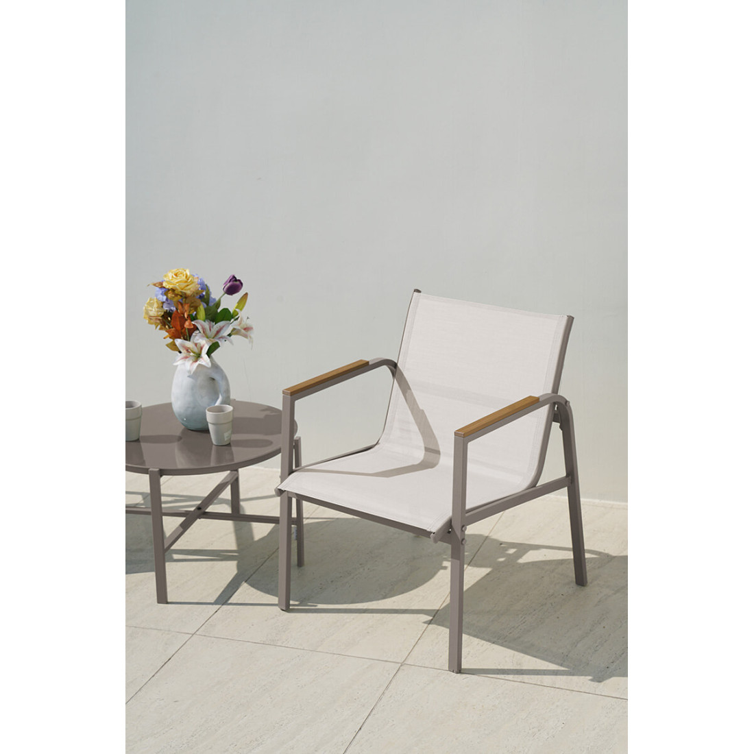 aranżacja na tarasie beżowego krzesła z zestawu mango