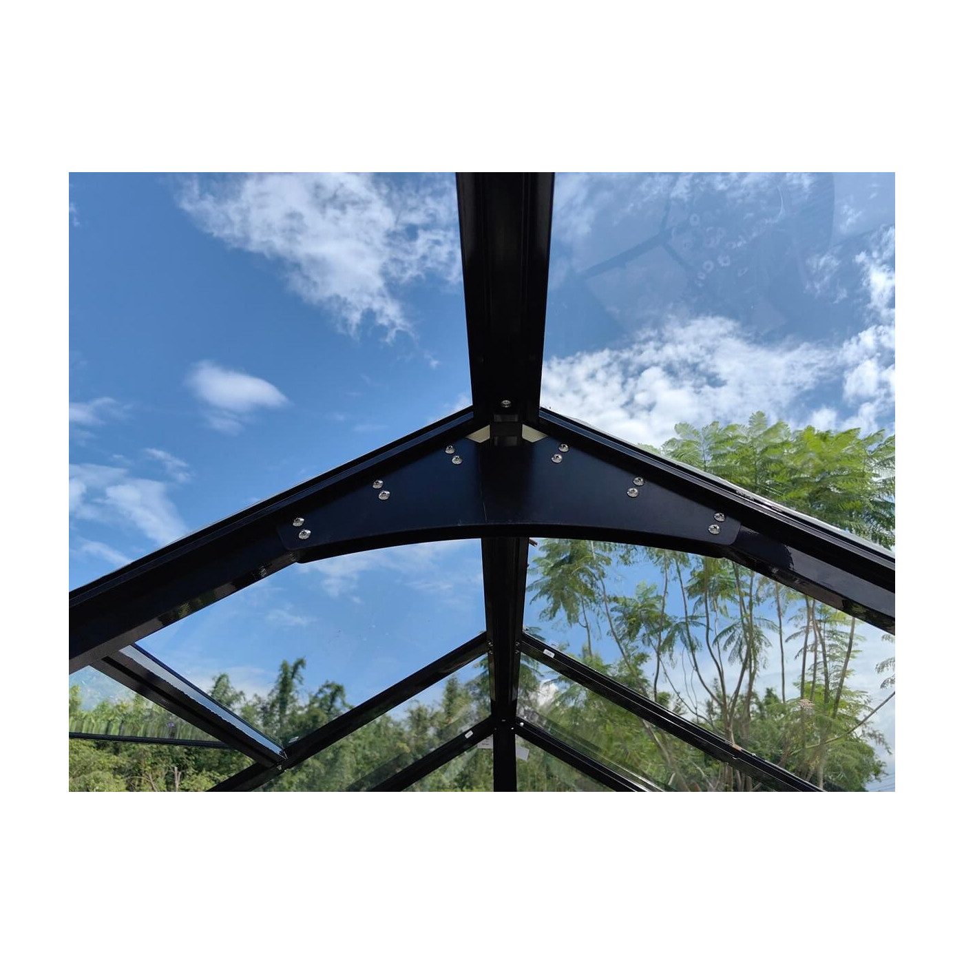 Zbliżenie zamka drzwi szklarni ogrodowej Solid PC