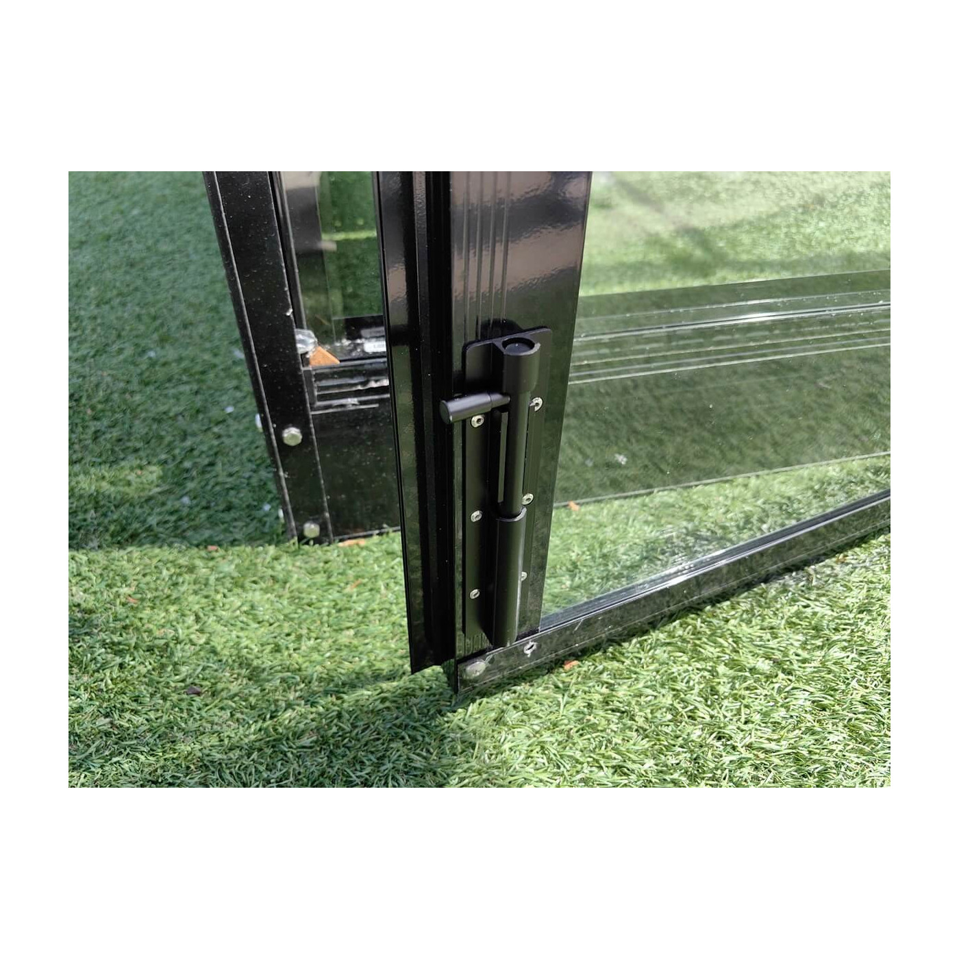 Garden with a black Solid PC polycarbonate greenhouse from Cultivo