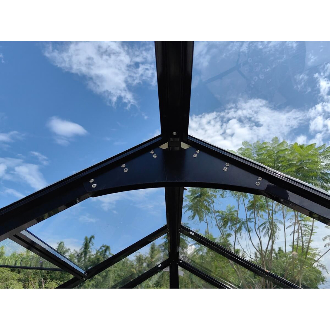 Zbliżenie zamka drzwi szklarni ogrodowej Solid PC