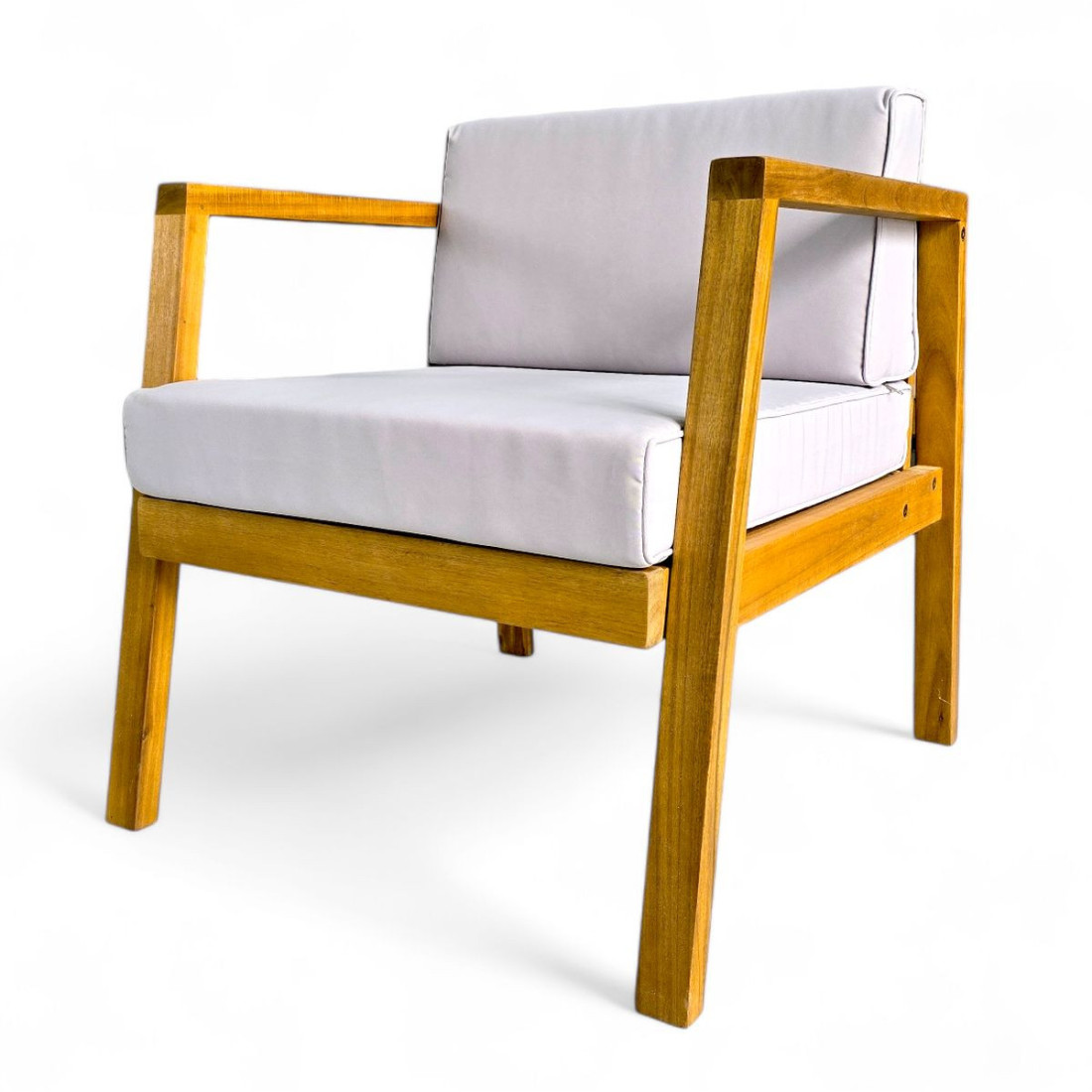 drewniany fotel z szarymi poduszkami z zestawu malmo caffe