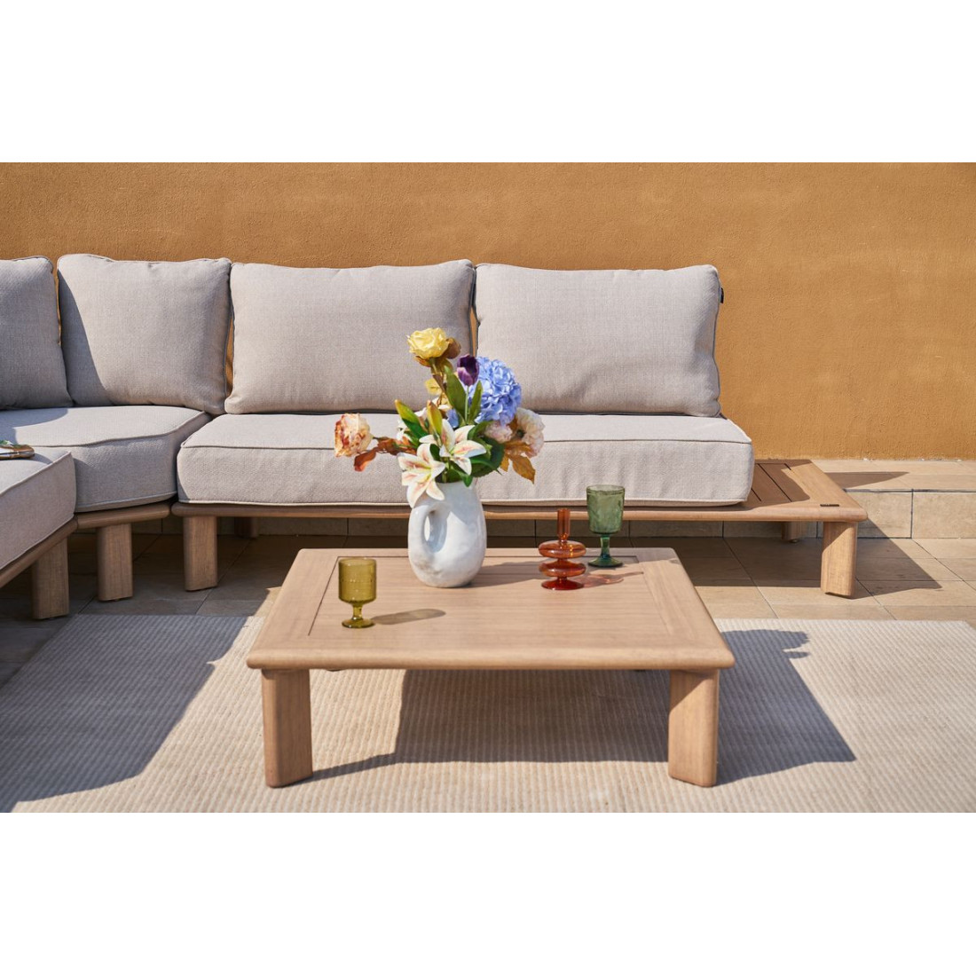 stolik z zestawu magellan caffe w aranżacji