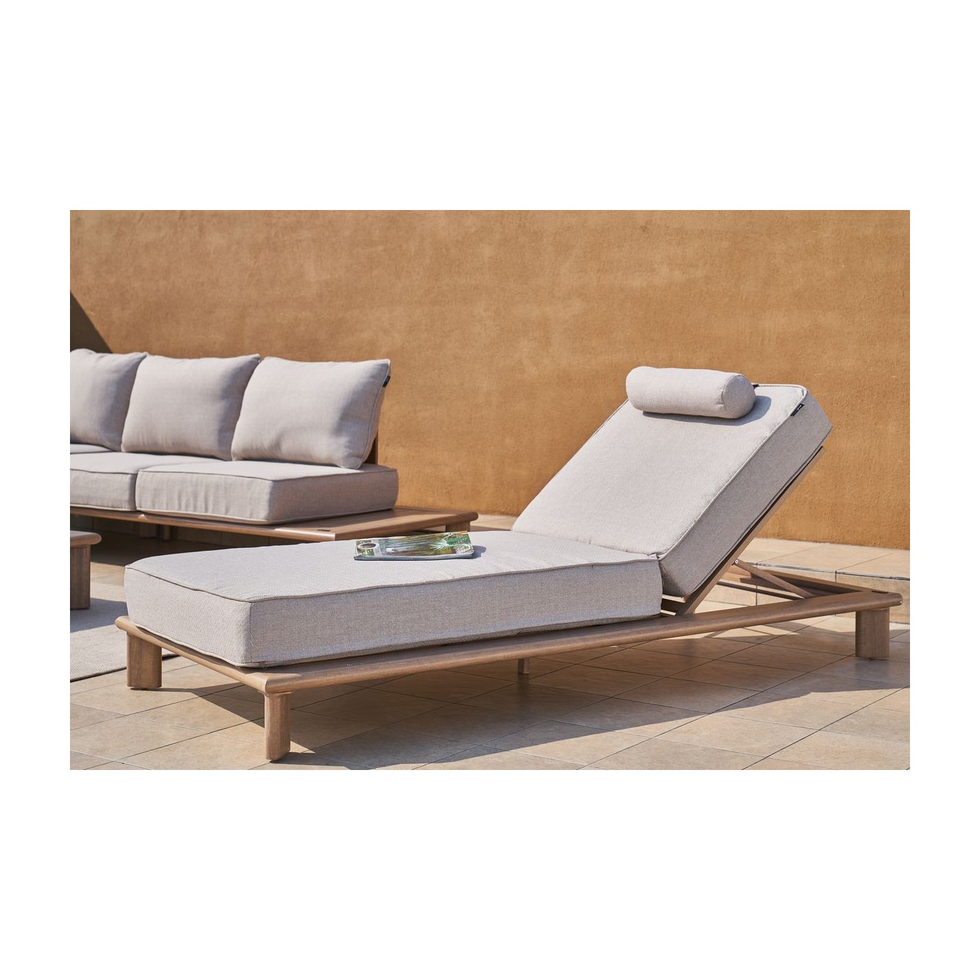 leżak ogrodowy magellan wykonany z aluminium o wyglądzie typu wood look