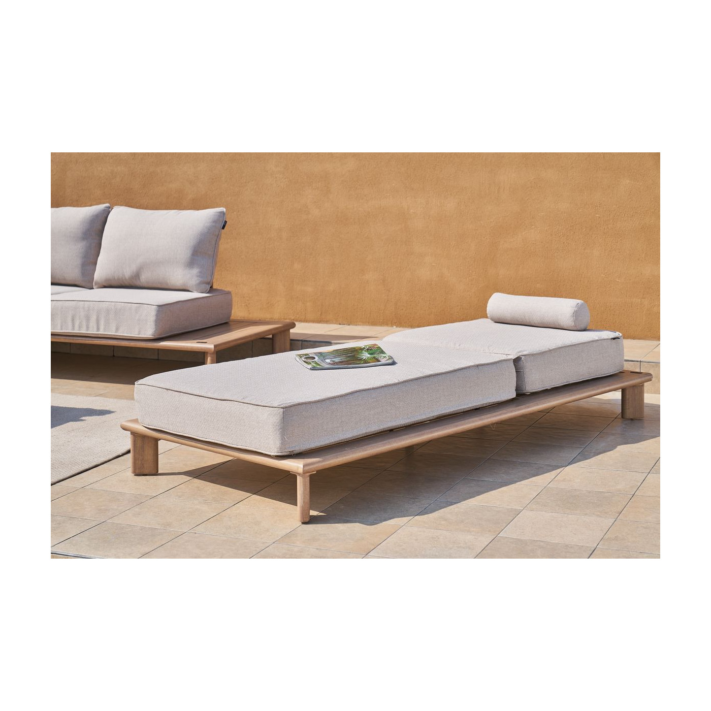 rozłożony na płasko leżak magellan