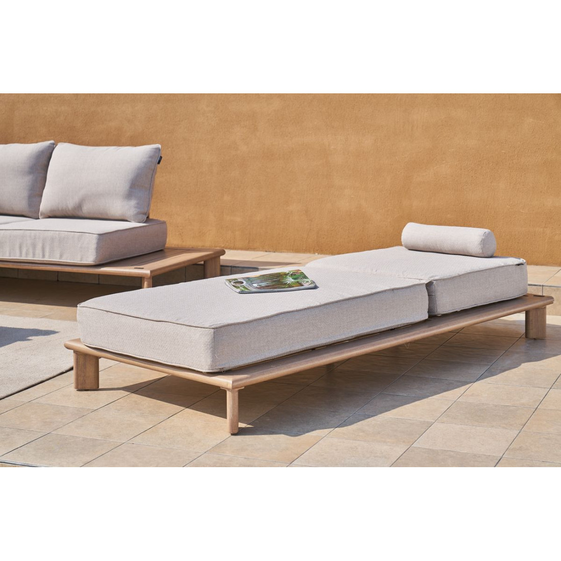 rozłożony na płasko leżak magellan