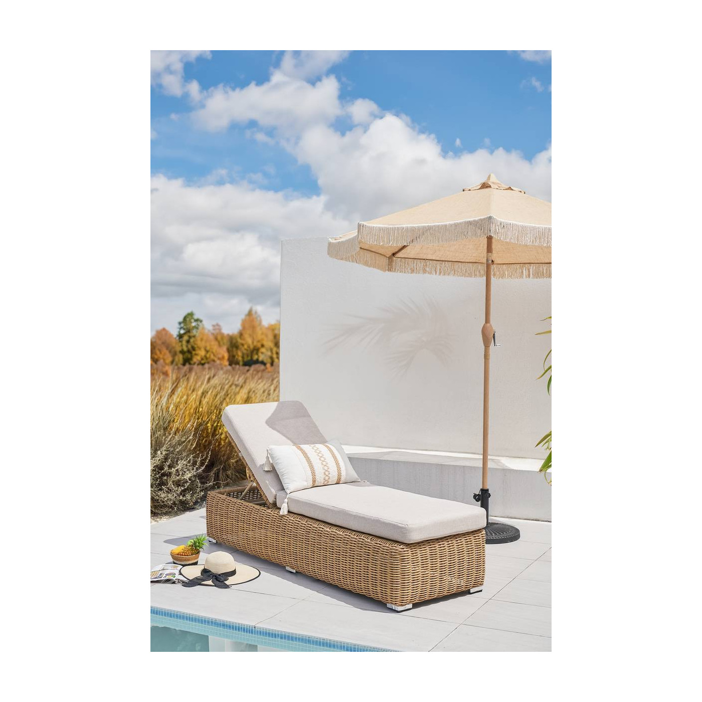 Aranżacja w letni dzień leżaka ogrodowego z plecionki technorattanowej jakarta