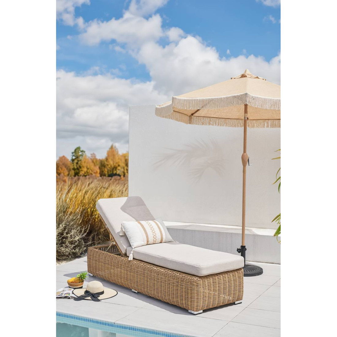 Aranżacja w letni dzień leżaka ogrodowego z plecionki technorattanowej jakarta