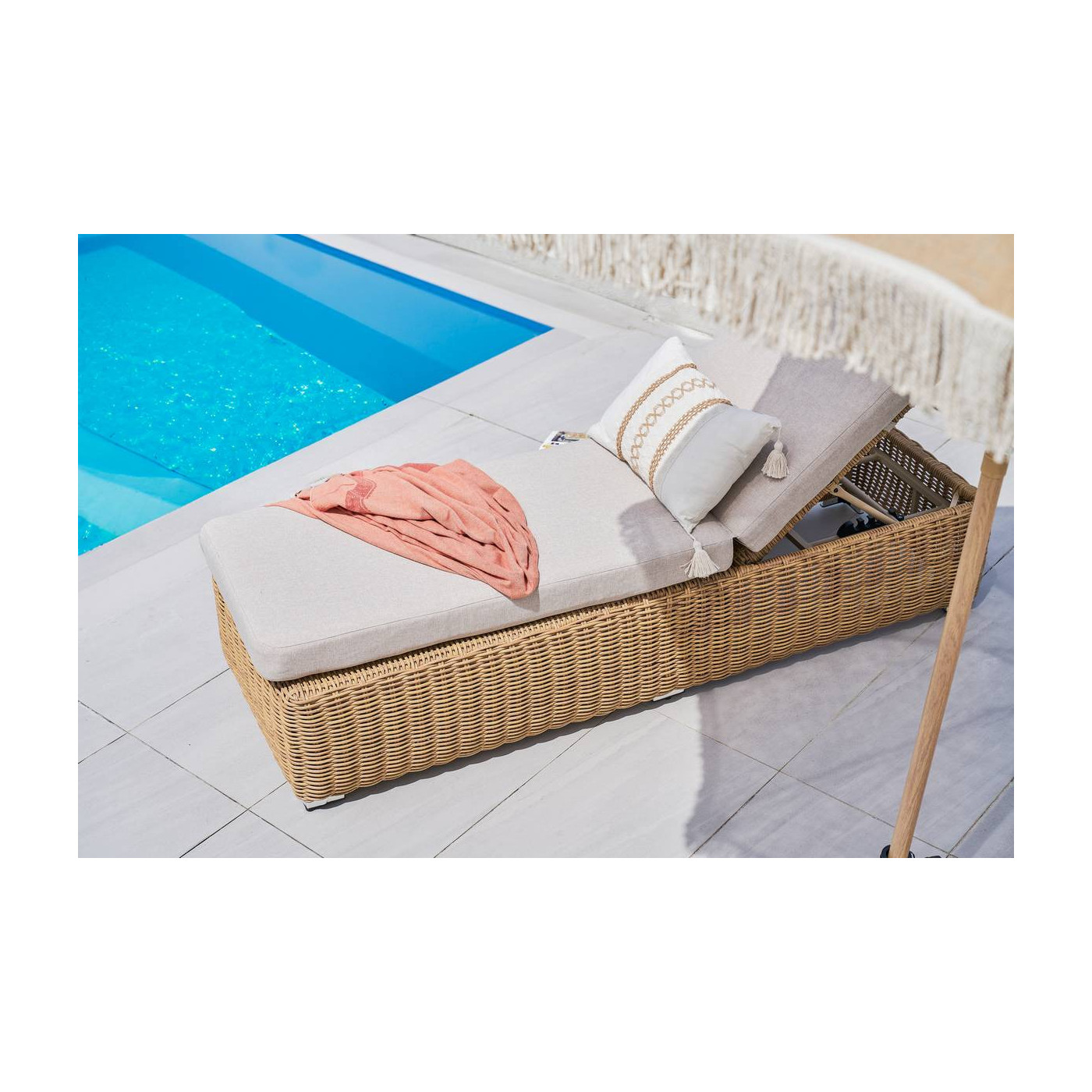 widok z góry na leżak z poduszką jakarta w kolorze beżowym