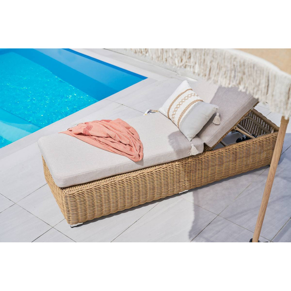 widok z góry na leżak z poduszką jakarta w kolorze beżowym