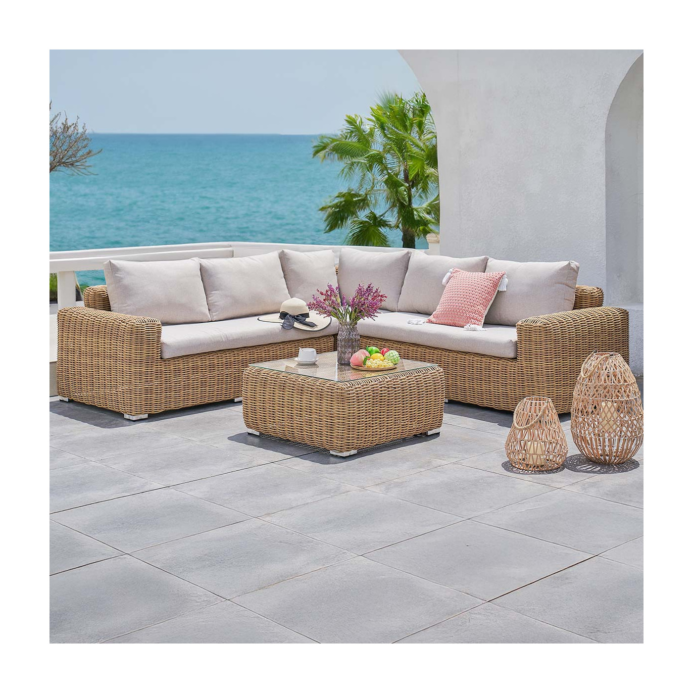 Aranżacja narożnika ogrodowego Jakarta na luksusowym tarasie na tle oceanu i palm