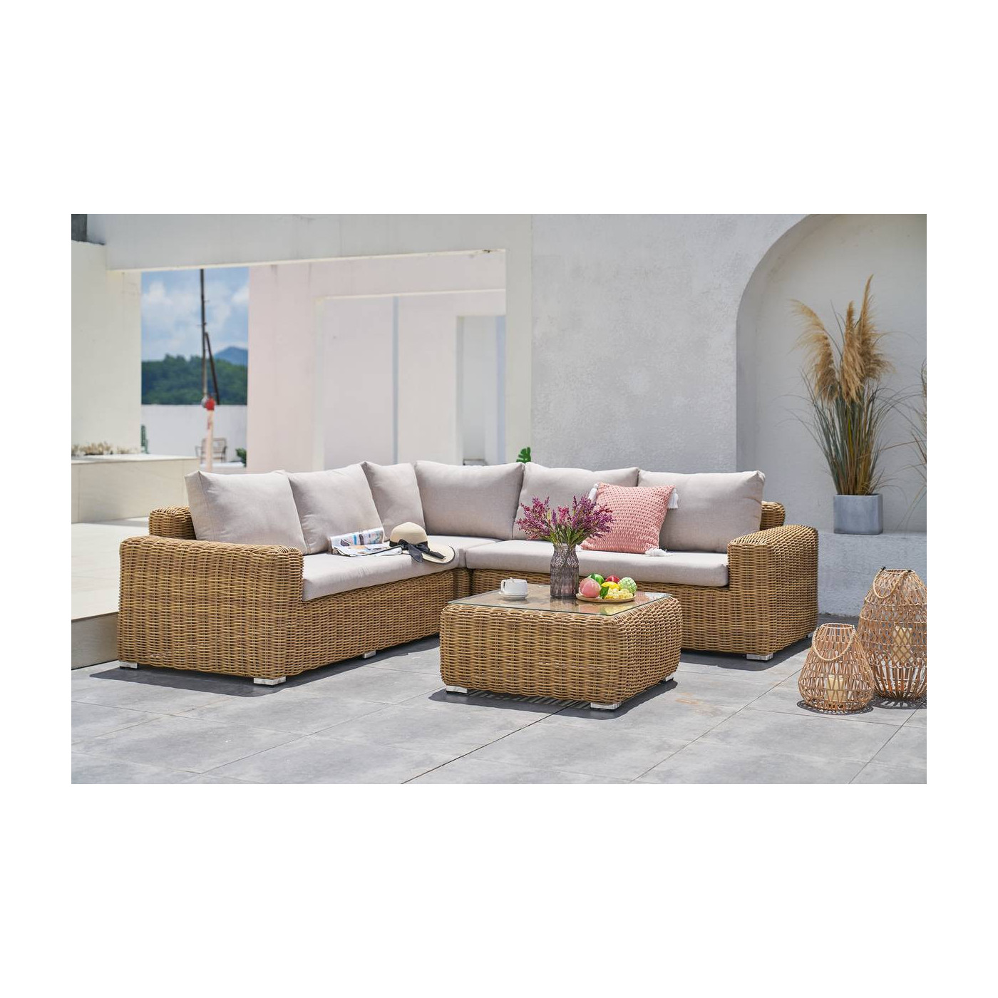 Zestaw narożny Jakarta z stolikiem na tarasie w słoneczny dzień