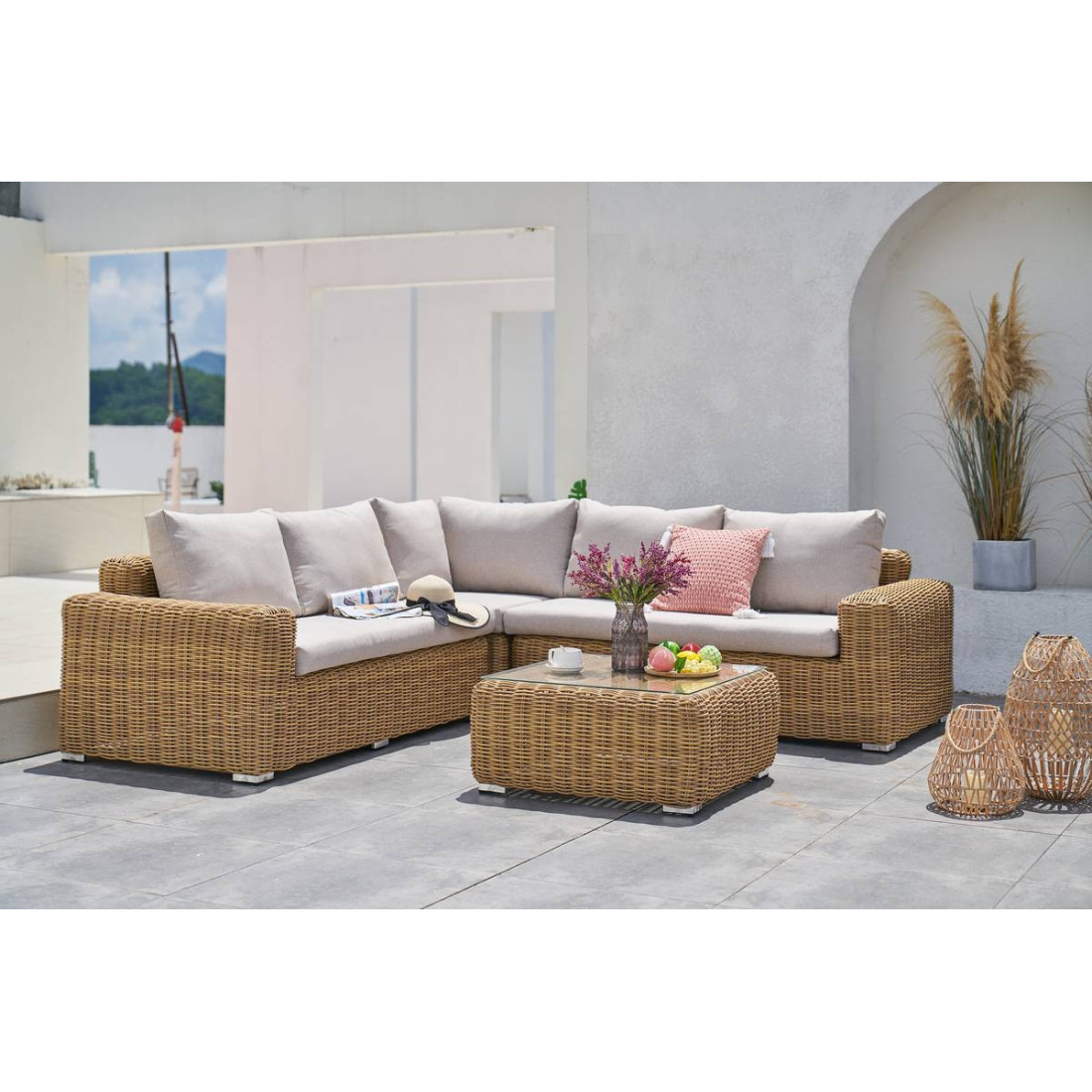 Zestaw narożny Jakarta z stolikiem na tarasie w słoneczny dzień