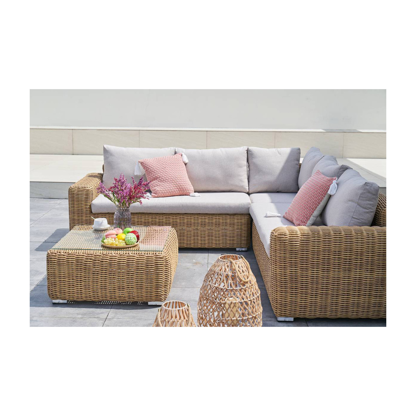 bok zestawu Jakarta w aranżacji z kwiatami i poduszkami