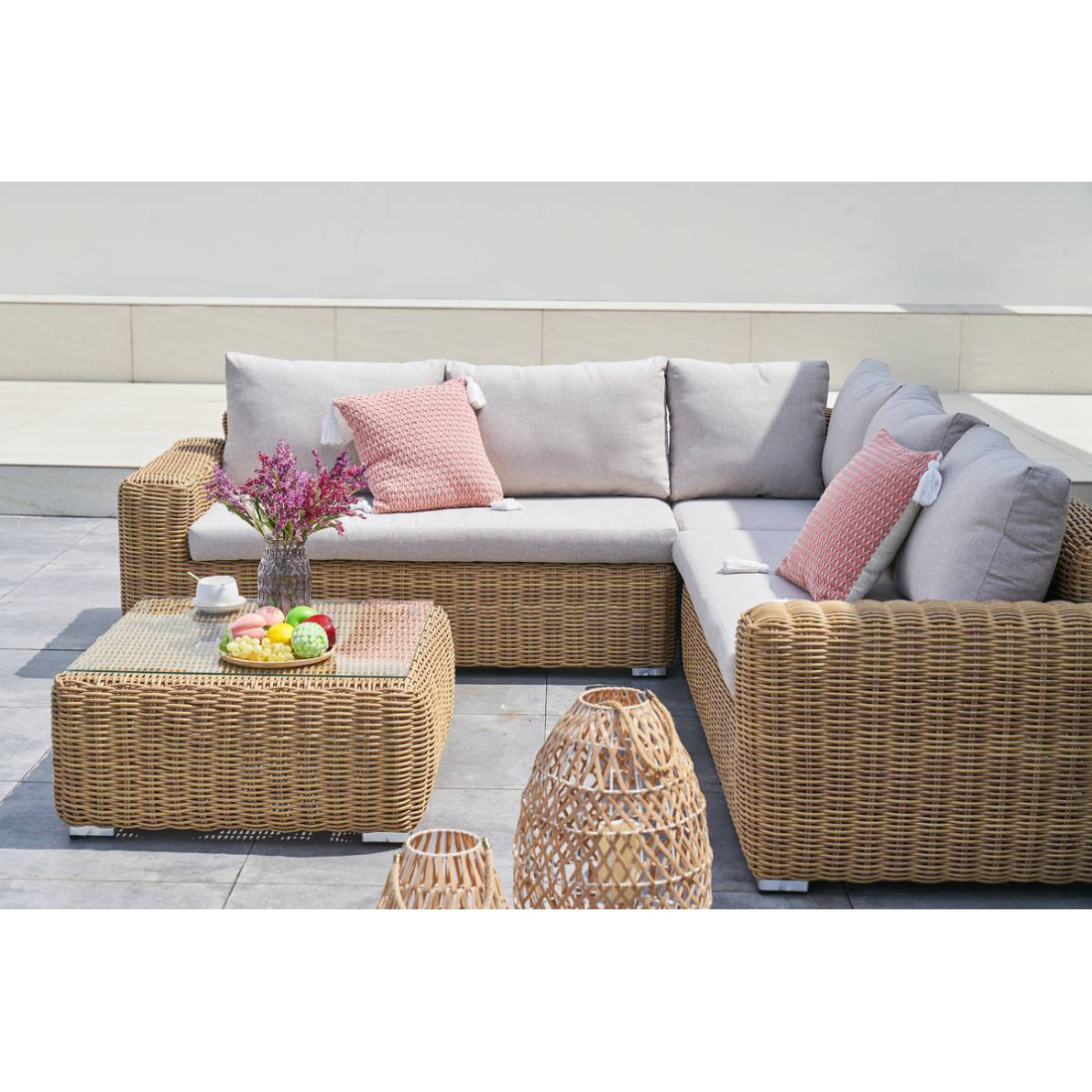 bok zestawu Jakarta w aranżacji z kwiatami i poduszkami