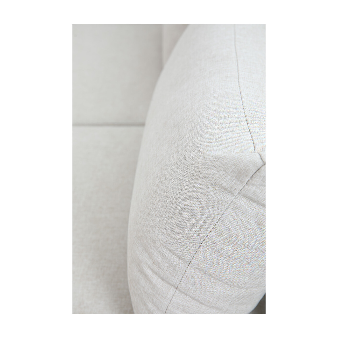 zbliżenie na miękkie beżowe poduszki z zestawu emerson