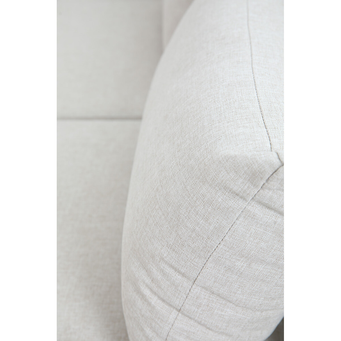 zbliżenie na miękkie beżowe poduszki z zestawu emerson