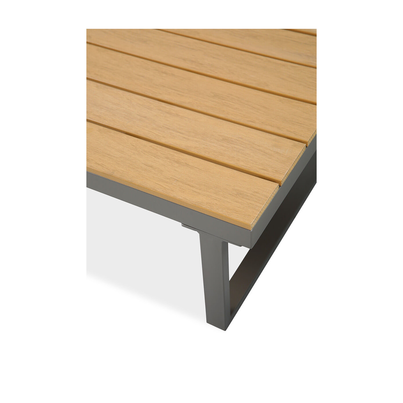 zbliżenie na blat stolika w stylu polywood z zestawu emerson