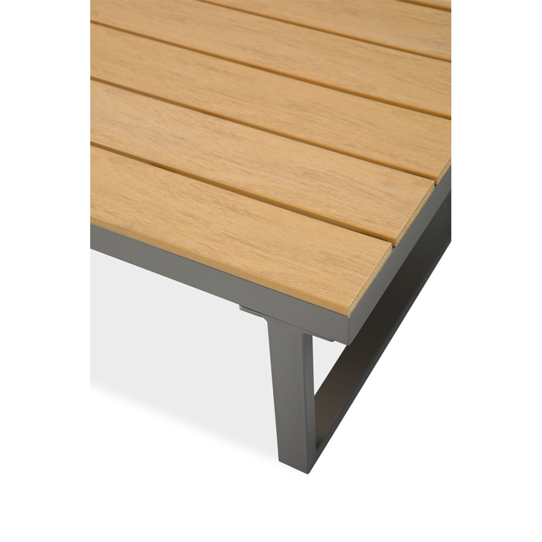 zbliżenie na blat stolika w stylu polywood z zestawu emerson