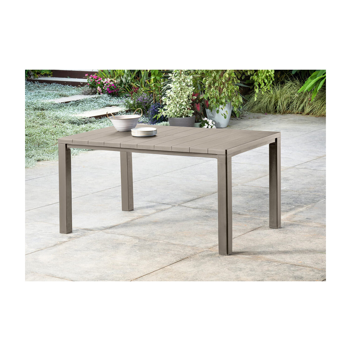 Przykładowa aranżacja stołu ogrodowego Julie w kolorze kawy z mlekiem