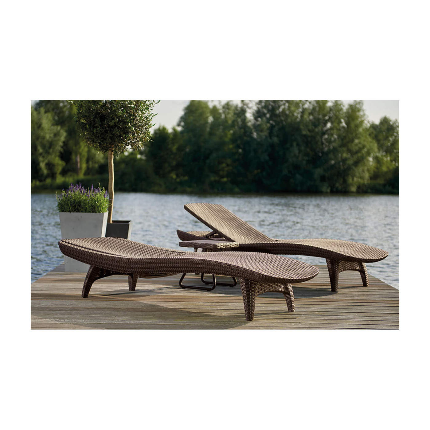 Zestaw dwóch leżaków z stolikiem cappuccino na pomoście w tle jezioro