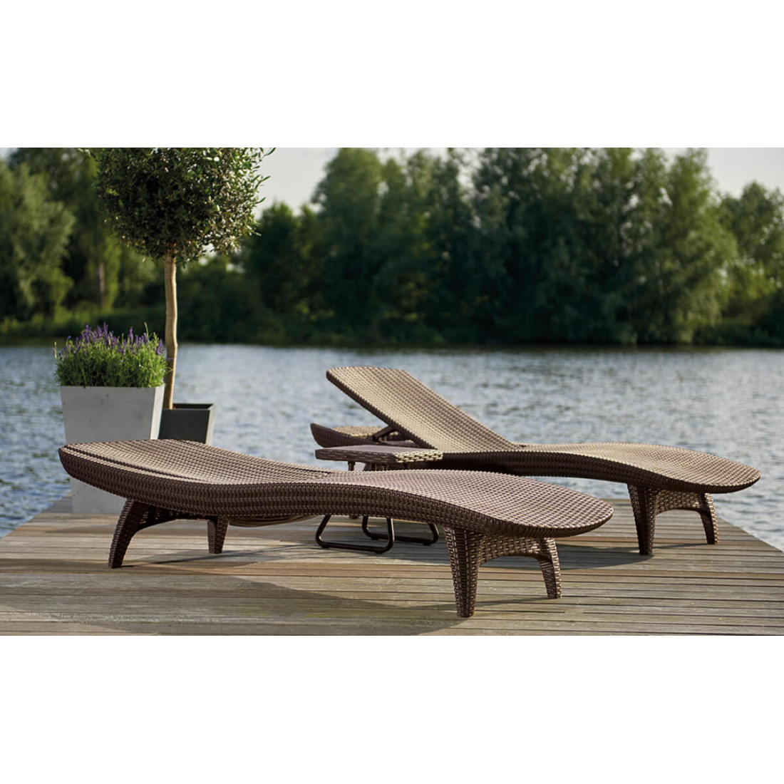 Zestaw dwóch leżaków z stolikiem cappuccino na pomoście w tle jezioro