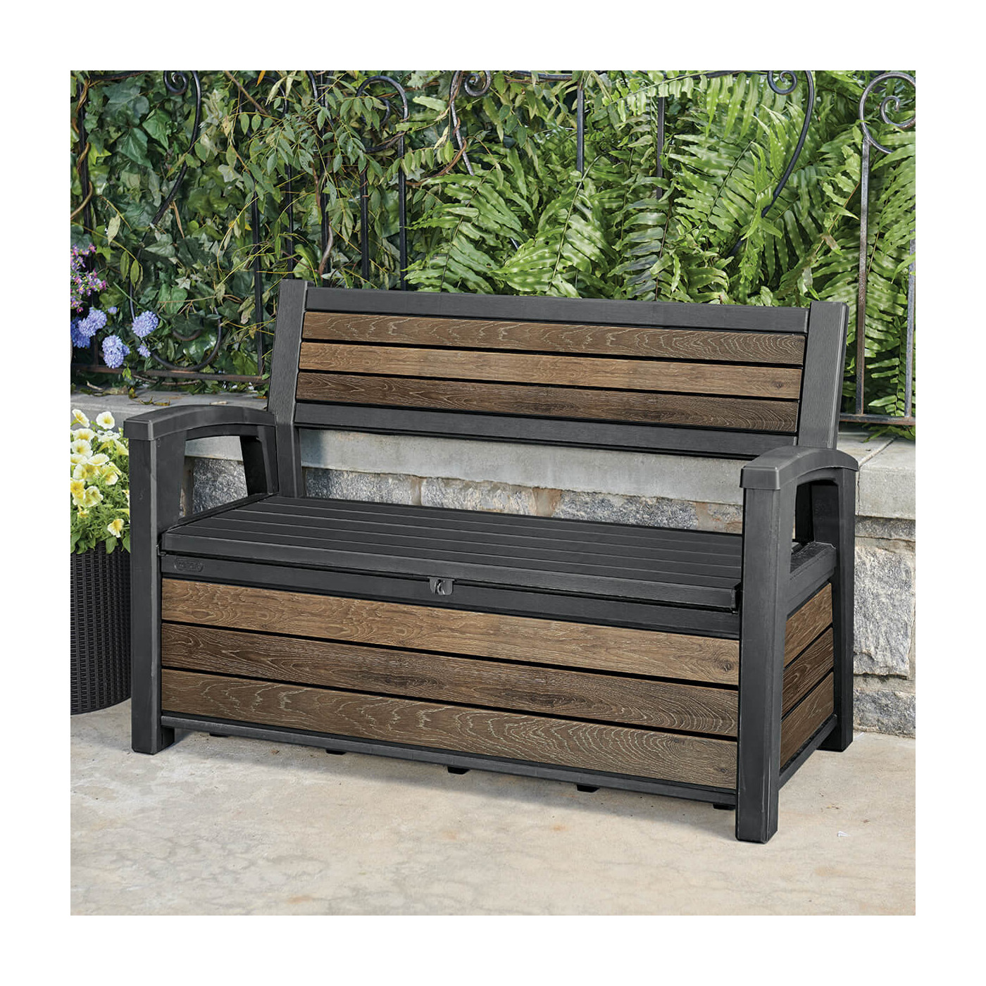 Funkcjonalna skrzynia ogrodowa pełniąca funkcję ławki ogrodowej dla 2 osób