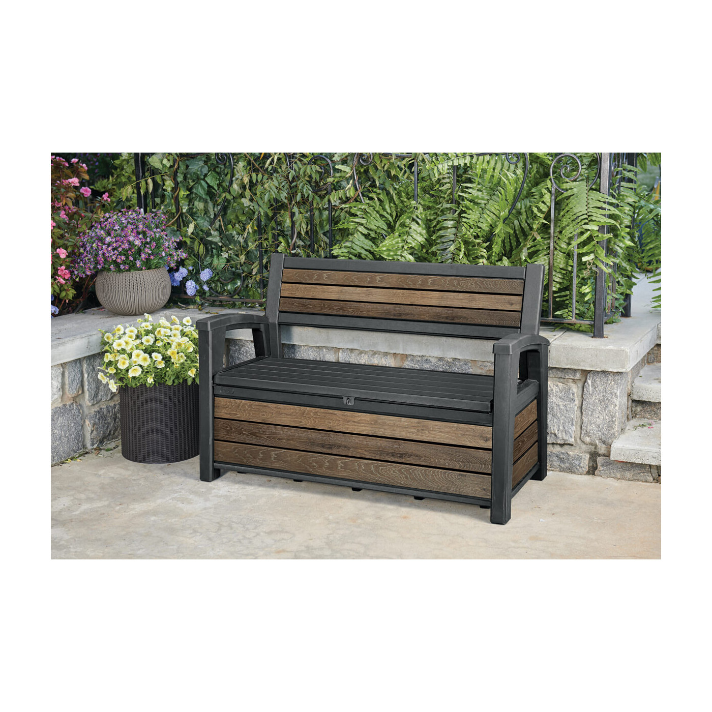 Brązowa ławka ogrodowa z pojemną skrzynią do przechowywania akcesoriów ogrodowych