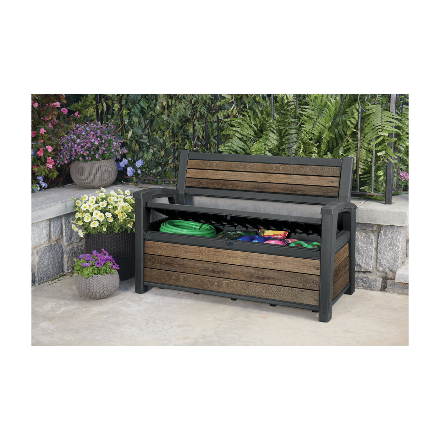 Elegancka ławka ogrodowa z pojemną skrzynią wypełnioną akcesoriami ogrodowymi