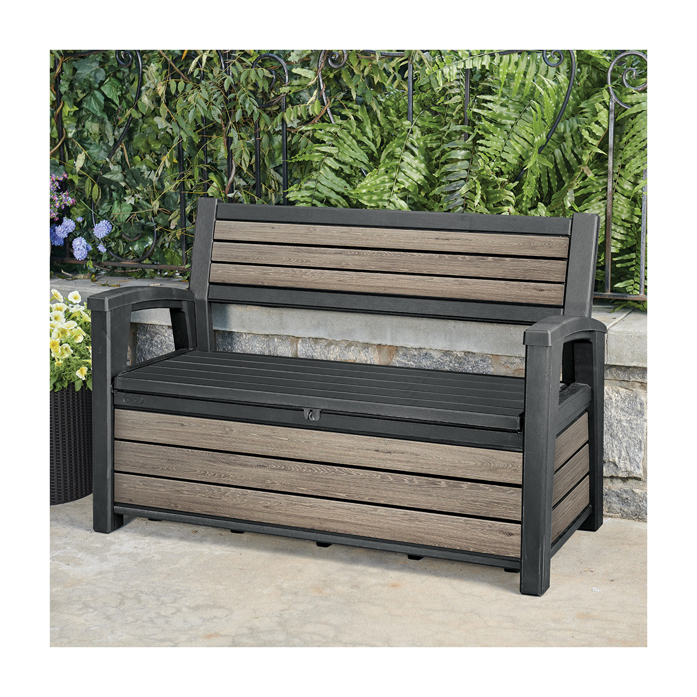 Pojemna, brązowa skrzynia do ogrodu Keter, pełniąca funkcję ławki dla dwóch osób.
