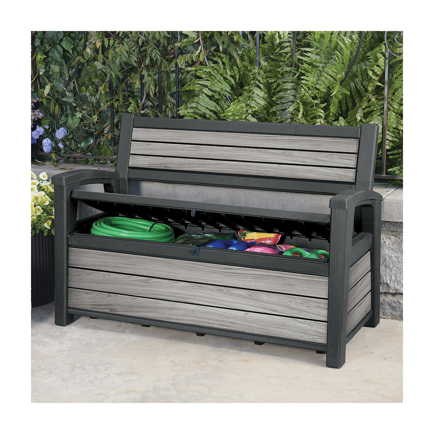 Pojemna, szara skrzynia do ogrodu pełniąca funkcję ławki do ogrodu