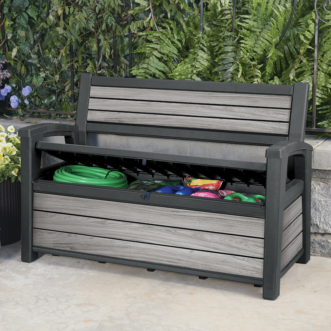 Pojemna, szara skrzynia do ogrodu pełniąca funkcję ławki do ogrodu