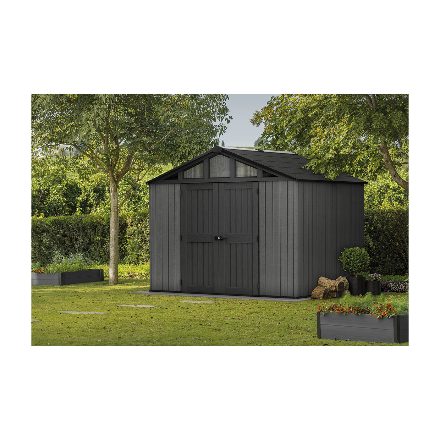 Aranżacja w ogrodzie szarego domku ogrodowego STRONGHOLD SHED w rozmiarze 305 x 243 x 251