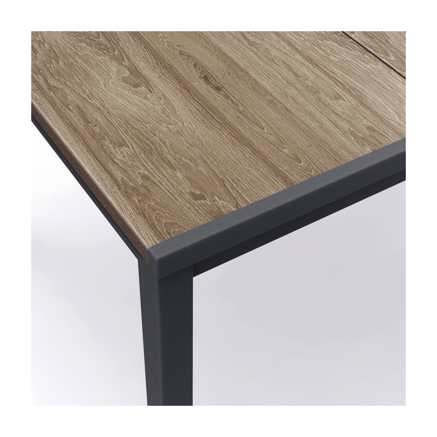 Zbliżenie na stół ogrodowy o czarnej ramie i brązowym blacie