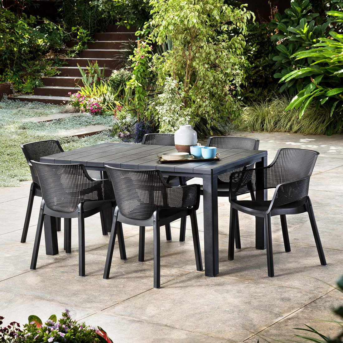 aranżacja zestawu jadalnianego na tarasie elisa/julie keter w kolorze grafitowym