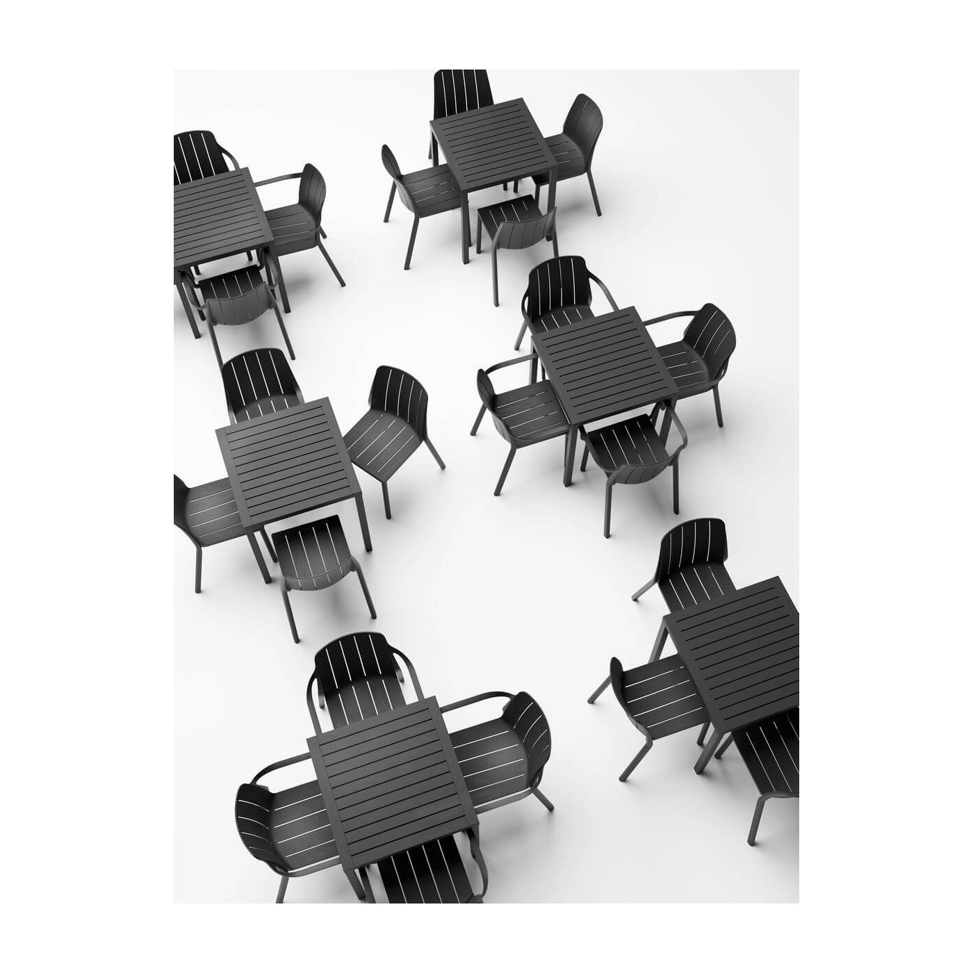 Krzesła TIBERINA Anthracite od Nardi przy stołach